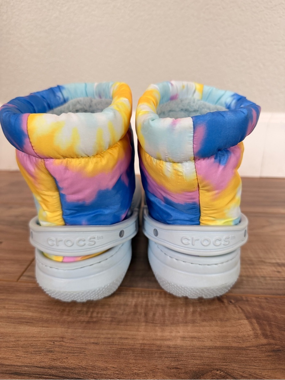 CROCS Classic Tie-Dye Puff Lined Clog Boot Light Blue Croc w/Pink, Blue & Yellow - Picture 4 of 8